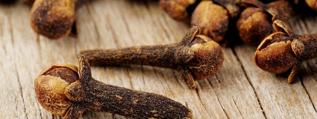 Karanfil Esansiyel Yağı Kullanım Alanları ve Faydaları Karanfil Esansiyel Yağı Kullanım Alanları ve Faydaları